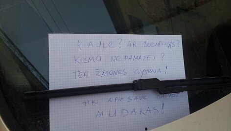 Fotopolicija Paupio gatvėje: piktas ra&scaron;telis ant VW stiklo