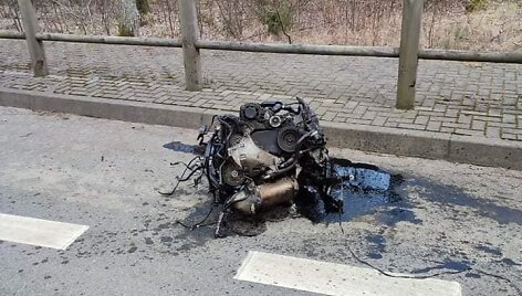 Po eismo įvykio variklis liko gulėti ant kelio.