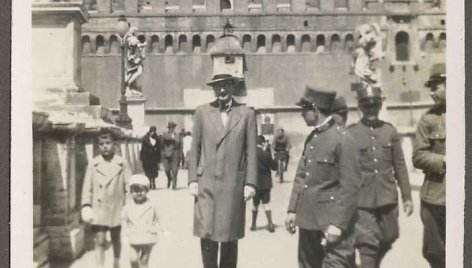 Stasys Lozoraitis su sūnumis Stasiu ir Kaziu šalia Šv. Angelo pilies, 1932m.