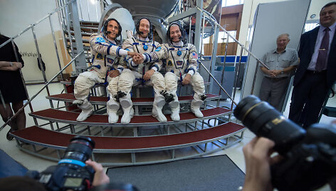 Raketa &bdquo;Sojuz&ldquo;, kuria skrido Aleksandras Misurkinas i&scaron; &bdquo;Roskosmos&ldquo;, pirmą kartą į kosmosą i&scaron;skridęs NASA astronautas Markas Vande Hei ir jo kolega veteranas Joe Acaba