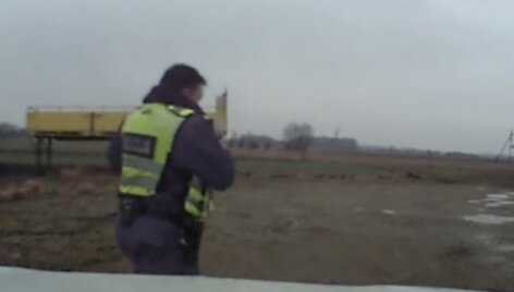 Pamatę, kad bėglys jau griovyje, pareigūnai i&scaron;lipo i&scaron; ma&scaron;inos, kad jį sulaikytų, tačiau pastarasis dar prie&scaron;inosi.