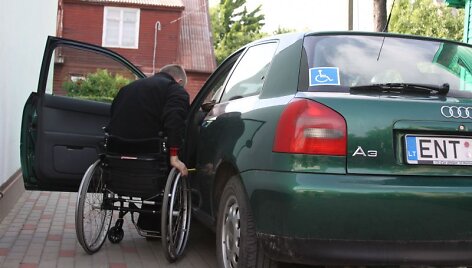 Judėjimo negalią turintis E.Zubavičius i&scaron; automobilio i&scaron;lipti pats negali.