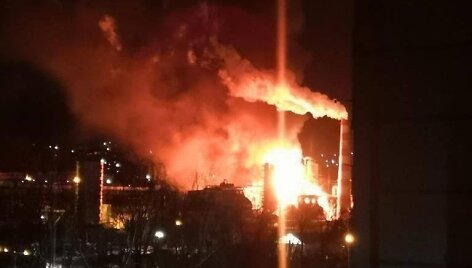 Naktį Rusijoje liepsnojo naftos perdirbimo gamykla