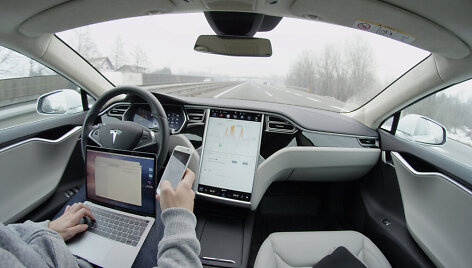 Savaeigis automobilis &bdquo;Tesla&ldquo;
