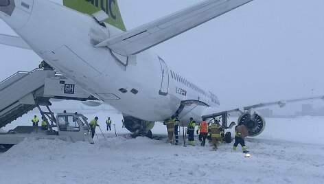 Rygoje &bdquo;Air Baltic&ldquo; lėktuvas nuslydo nuo tako