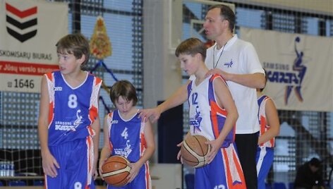 Treneris Mindaugas Luko&scaron;ius treniruoja jaunuosius krep&scaron;ininkus.