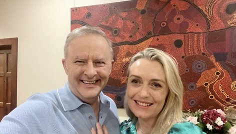  Anthony Albanese'is su sužadėtine