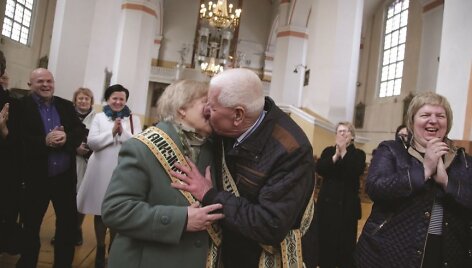 Atnaujintus santuokos įžadus Janina ir Česlovas sutvirtino bučiniu.