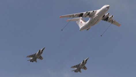 Degalų papildymo lėktuvas „An Ilyushin Il-78 Midas“ ir strateginis bombonešis „Sukhoi Su-24“. Karinis paradas Maskvos Raudonojoje aikštėje