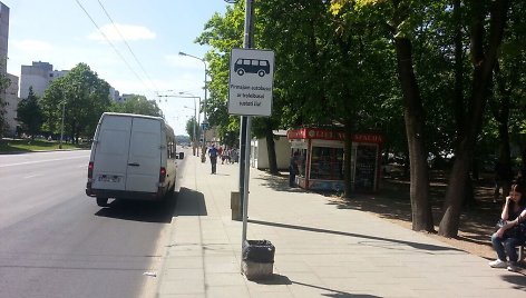 Naujas ženklas autobuso stotelėje nurodo, kur turi sustoti pirmasis autobusas