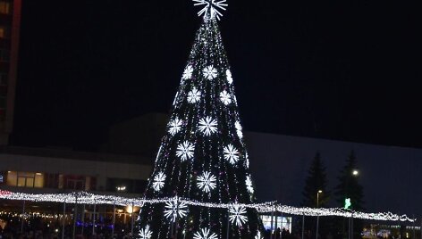 Marijampolėje įžiebta eglė