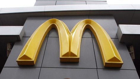 Maskvoje vyras eina šalia uždaryto „McDonald's“ restorano