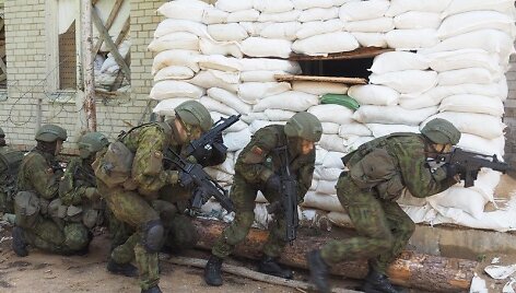 Kazlų Rūdos poligone studentai prakti&scaron;kai įtvirtina karybos žinias