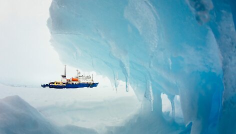 Ledynuose prie Antarktidos įstrigęs laivas &bdquo;MV Akademik &Scaron;okalskij&ldquo;.