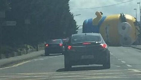 Pakaliko figūrą i&scaron; atrakcionų parko ant gatvės atne&scaron;ė stiprus vėjas.