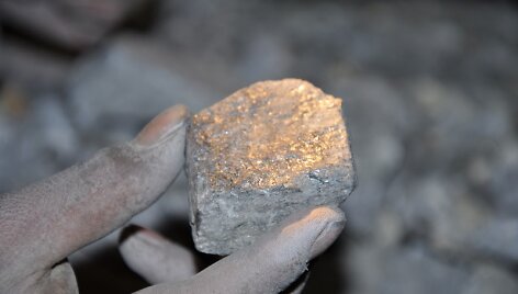Brangių metalų pilna uoliena