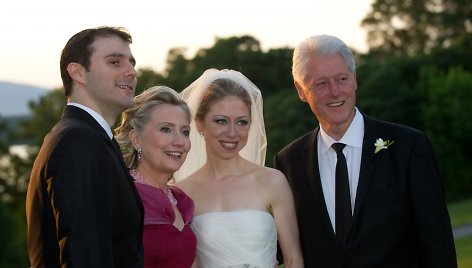 Chelsea Clinton su vyru Marcu Mezvinsky ir tėvais Billu bei Hillary Clintonais