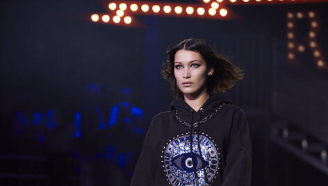 &bdquo;Tommy Hilfiger&ldquo; 2018 m. pavasario ir vasaros kolekcijos modelis