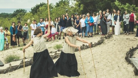 &Scaron;eiko &scaron;okio teatro spektaklį &bdquo;Užpustyti&ldquo; vėl bus galima i&scaron;vysti Kur&scaron;ių nerijoje.
