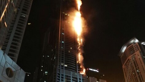 Gaisras viename auk&scaron;čiausių Dubajaus dangoraižių