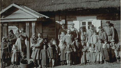 Stanislovas Kazimieras Kosakovskis (1837&ndash;1905). Vaitkūnų kaimo valstiečiai. Vaitkūnų k., Vilkmergės apskr. (dabar &ndash; Ukmergės r. sav.), 1902 m. Nacionalinis M.K.Čiurlionio dailės muziejus.