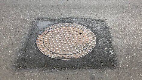 &Scaron;ulinių dangčiai Kauno Vaidoto gatvėje