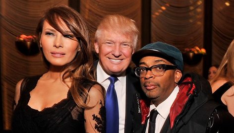 Verslininkas Donaldas Trumpas su žmona Melania ir režisieriumi Spike'u Lee