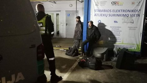 Į „Senukų“ kiemą atvykę policininkai nustatė, kad triukšmauja ekranus daužantys „sanitarai“