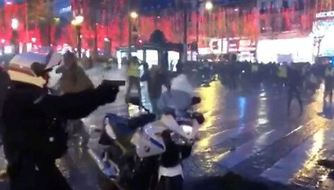 Vaizdo įra&scaron;e matyti, kaip policininkas i&scaron;sitraukia ginklą