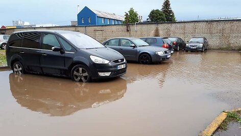 Semiamas vieno Savanorių prospekto daugiabučio kiemas