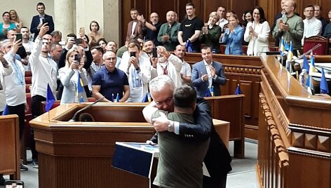 G.Nausėda įteikė auk&scaron;čiausią Lietuvos valstybės apdovanojimą V.Zelenskiui