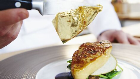 &Scaron;efas ruo&scaron;ia patiekalą su foie gras