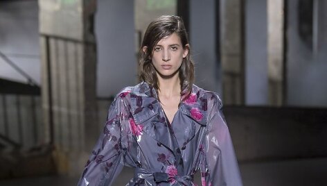 &bdquo;Dries Van Noten&ldquo; 2019&ndash;2020 m. rudens ir žiemos kolekcijos modelis