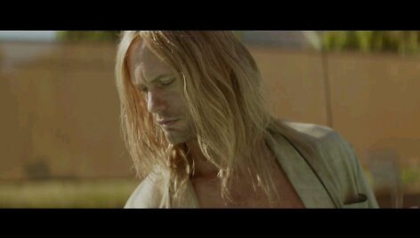 Alexanderis Skarsgardas grupės &bdquo;Cut Copy&ldquo; dainos &bdquo;Free Your Mind&ldquo; vaizdo klipe
