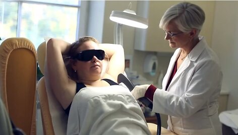 Projekto dalyvė Evelina ir dermatologė Jolanta Žilienė