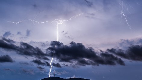 Antradienį dangų raižė žaibai ir perkūnija.