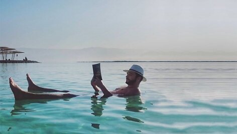 Poilsis su knyga Negyvojoje jūroje