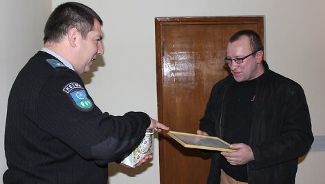 Komisaras Remigijus Rudminas įteikia apdovanojimą Jonui Steponkui