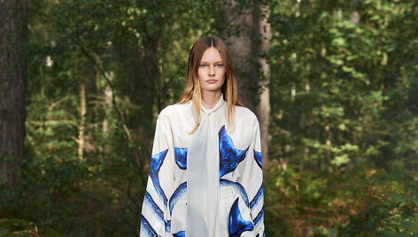 &bdquo;Burberry&ldquo; 2021 m. pavasario ir vasaros kolekcijos modelis