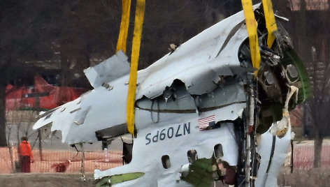 Aviakatastrofoje Vašingtone sudužusio lėktuvo nuolaužos