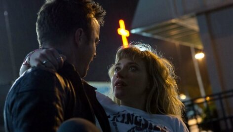Filmo &bdquo;Need for speed. I&scaron;tro&scaron;kę greičio&ldquo; herojai Tobis Mar&scaron;alas (akt. Aaronas Paulas) ir Džulija (akt. Imogen Poots).