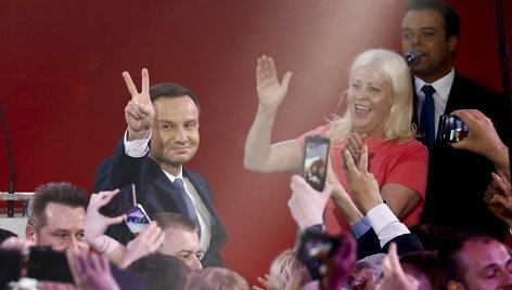 Andrzejus Duda švenčia pergalę Lenkijos prezidento rinkimuose