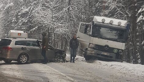Žaliųjų ežerų gatvėje - trijų automobilių avarija