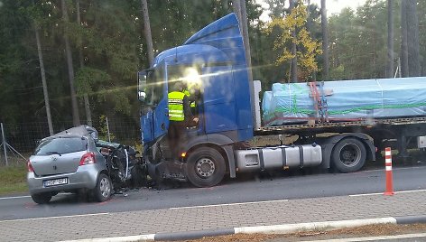 Palangos miesto savivaldybės ribose susidūrė vilkikas ir „Toyota Yaris“. Teko vaduoti lengvajame automobilyje prispaustus žmones.