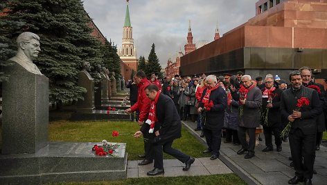 Rusai deda gėles prie Josifo Stalino paminklo