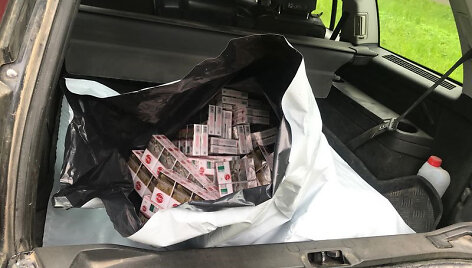 Kontrabandinės cigaretės bagažinėje