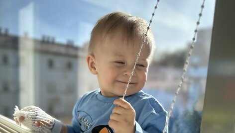 1,5 metų Adomas serga akies vėžiu, kuris Lietuvoje negydomas