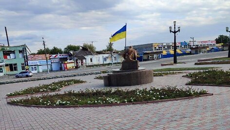 Socialiniuose tinkluose buvo paskelbta paminklo Tarasui &Scaron;evčenkai Balaklijoje, ant kurio i&scaron;kelta Ukrainos vėliava, nuotrauka