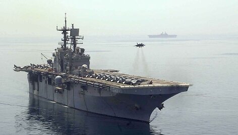 Orlaivis &bdquo;AV-8B_Harrier&ldquo; leidžiasi ant lėktuvne&scaron;io &bdquo;USS_Bataan&ldquo; denio