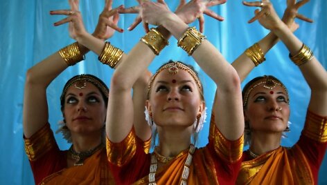 Foto naujienai: Laura Karvelytė mokosi indi&scaron;kų &scaron;okių